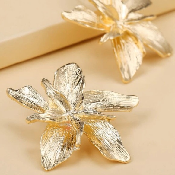 Bold Flower Petal Earrings - Picture 5 of 7